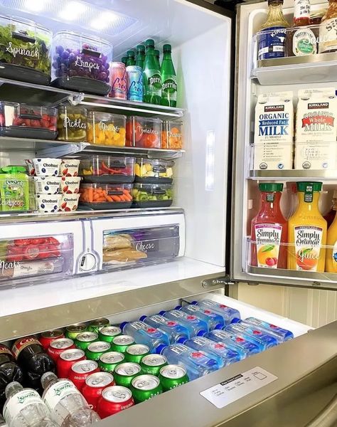 These 10 Organized Refrigerators Are Ridiculously Satisfying Essen, Organisation, Full Refrigerator, Glass Door Fridge, Full Fridge, Healthy Fridge, Simply Orange, Fridge Drawers, Beautifully Organized