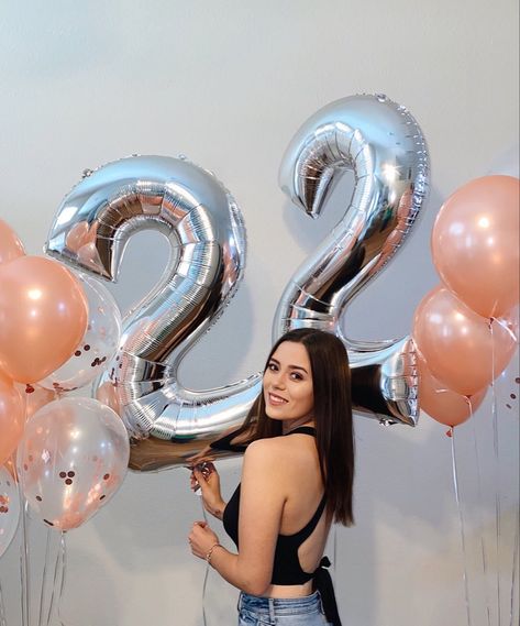 Birthday With Balloons Photo Ideas, Bday Poses With Balloons, Birthday Pose With Balloons, Poses With Birthday Balloons, Birthday Photo With Balloons, 22th Birthday Photoshoot, 22 Birthday Photoshoot Picture Ideas, Birthday Photos With Balloons, Birthday Poses With Balloons