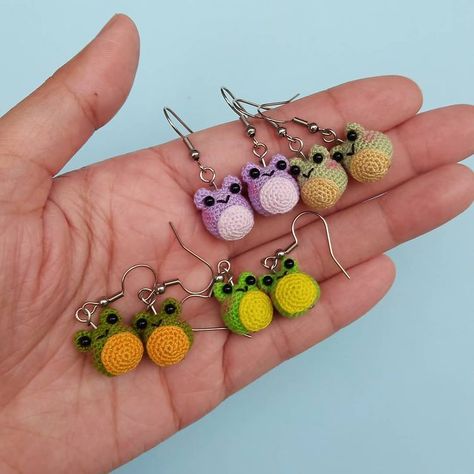 blessing ur tl with some froggo earrings ✨✨ im glad to see so many ppl loving the froggo design that ive made!!! and new color combos… Crochet Frog Earrings, Amigurumi Earrings, Amigurumi Jewelry, Crochet Accessories Jewelry, Crochet Earing, Crocheted Earrings, Amigurumi Frog, Selling Crochet, Crochet Mignon