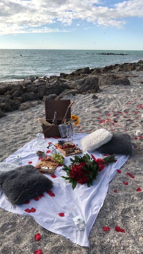 Best Present For Boyfriend, Picknick Date, Cer Nocturn, Romantic Room Surprise, Romantic Dinner Decoration, Romantic Picnic, Dream Dates, Romantic Date Night Ideas, Picnic Inspiration