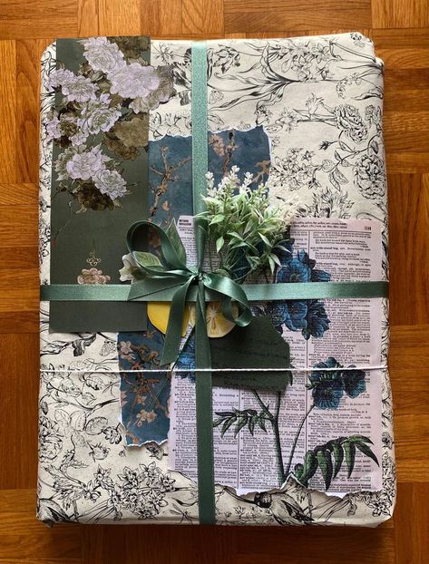 Collage Wrapping Paper, Blue Flowers Aesthetic, Aesthetic Wrapping, Painting Gift Ideas, Colorful Gift Wrapping, Gift Wrapping Inspiration, Scrapbook Gift, Handmade Packaging, Gift Inspo