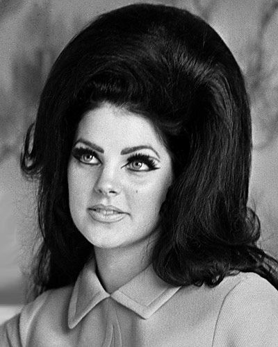 Gorgeous Priscilla Presley demonstrates how big hair helped land her The King. 1960s Makeup, 60s Makeup, 1960s Hair, 60s Hair, 70s Hair, Bouffant Hair, Elvis And Priscilla, Hair Help, Priscilla Presley