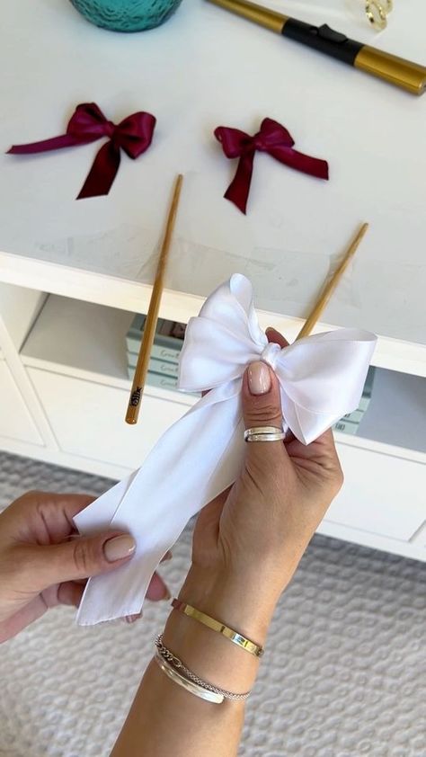 (8) Facebook How To Tie A Big Ribbon Bow, Diy Bows With Ribbon, Diy Ribbon Clip, How To Tie A Big Bow With Ribbon, How To Make A Ribbon, How To Make A Big Bow, Ribbon Art Diy, Make Bows Out Of Ribbon, How To Sew A Bow