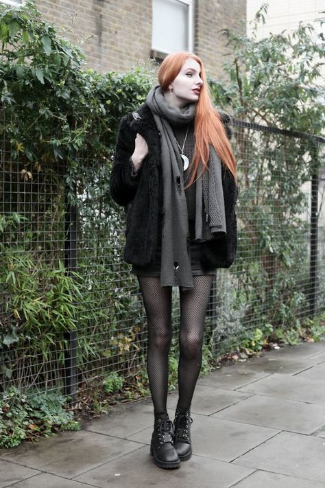 Indie Grunge Outfits, Emily Outfits, Olivia Emily, Dark Beauty Fashion, Autumn Witch, Luanna Perez, Tights Fashion, Lovely Clothes, Alternative Outfits