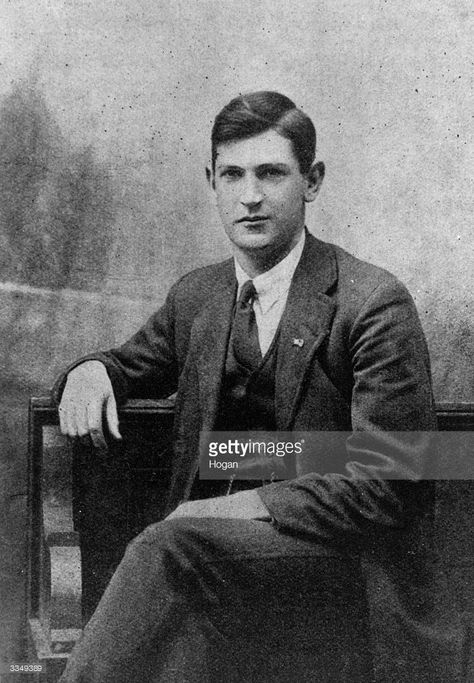 Irish soldier and politician Michael Collins (1890 - 1922) on release from prison for his part in the Easter Rising of 1916. In 1921 he negotiated the peace treaty with Britain. Collins was killed by anti-treaty republicans in an ambush near Bandon in County Cork…  Credit: Hogan Irish Independence, Irish Soldier, Ireland 1916, Easter Rising, Ireland History, Irish Fashion, Irish Eyes Are Smiling, Erin Go Bragh, Michael Collins