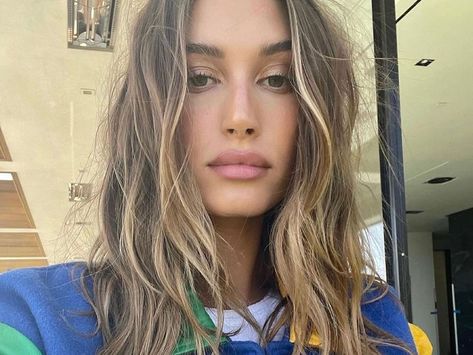 Mushroom Brown Hair Is Trending—Here's Why Balayage, Mousy Brown Hair, Brown Eyes Pop, Dark Eyebrows, Mushroom Brown, Girl With Green Eyes, Bronze Hair, Spring Hair Color, Honey Blonde Hair