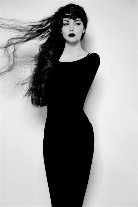 Boss Witch - Imgur Gothic Beauty, Chicas Punk Rock, Photo Glamour, Yennefer Of Vengerberg, Romantic Goth, Timeless Wardrobe, Goth Beauty, Pretty Ladies, Foto Inspiration
