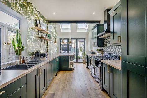 This Victorian terrace in London is the perfect family home Victorian Terrace House Kitchen, Terrace Kitchen Ideas, Cottage House Kitchen, Terrace House Kitchen, Terraced House Kitchen, Victorian House Kitchen, Victorian Terrace Kitchen, Terraced House Interior, Victorian Kitchen Extension