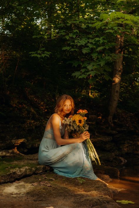 woodland pictures, senior pictures, summer, aesthetic, water picture, dreamy picture, river, cottagecore, flowers, bouquet Good Photography Poses, Pictures In The Woods Ideas, Photoshoot Ideas Creative Black Women, Victorian Senior Pictures, Senior Photo Forest, Blue Hour Senior Pictures, Senior Picture Ideas Whimsical, Antique Photoshoot Vintage, Fairy Pictures Ideas