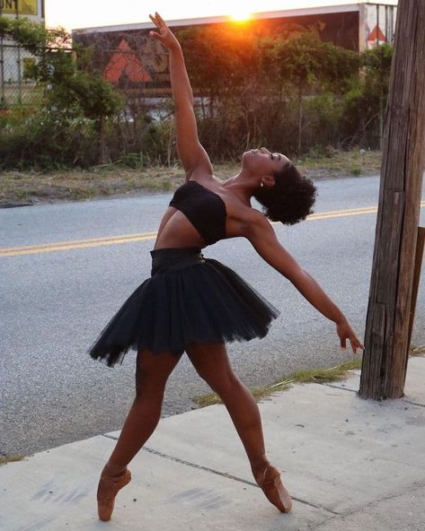 Pointe Shoes Photography, Ballerina Photography, Black Dancers, Grad Pictures, Girl Dancers, Ballet Pointe Shoes, Ballet Beauty, Anatomy Models, Ballet Inspiration