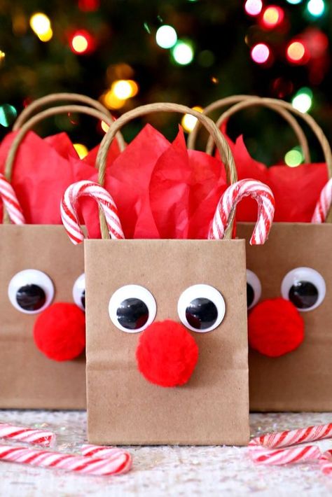 Christmas Gift Wrapping, Reindeer Gift Bags, Joululahjat Diy, Reindeer Gifts, Fun Christmas Crafts, Homemade Christmas Gifts, Christmas Crafts For Kids, Xmas Crafts, Homemade Christmas