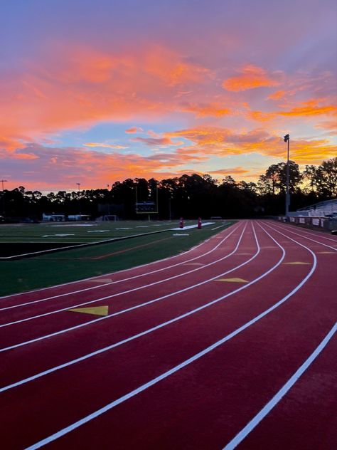 Track and field inspo Bayern, Athletic Pictures, Jumper Aesthetic, Sophmore Year, Swimming Pictures, Nike Track And Field, Running Playlist, Track Quotes, Athletics Track