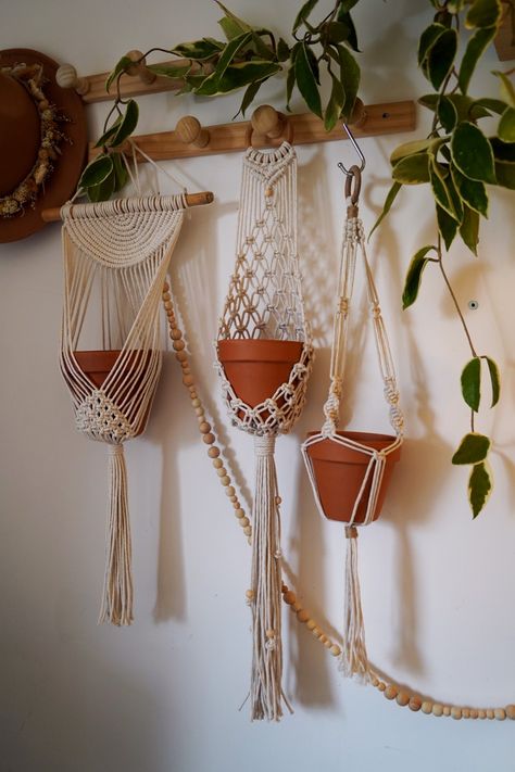 Quoi de plus bohème que des plantes dans se belles suspensions en coton écologique... Hanger Plant Macrame, Boho Macrame Plant Hanger, Macrame For Plants, Plant Macrame Hanger Diy, Plant Macrame Hanger, Macrame Plant Hanger Ideas, Plant Macrame, Macrame Hanging Basket, Macrame Decoration