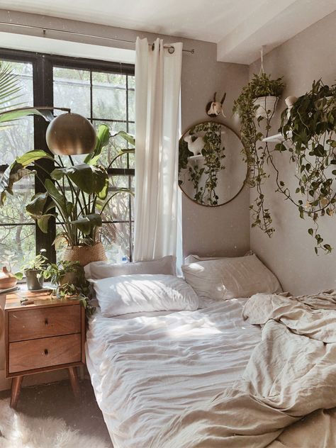 Bedroom With Plants, Bilik Idaman, Dekorasi Kamar Tidur, Redecorate Bedroom, Minimalist Room, Boho Bedroom Decor, Dream Room Inspiration, Simple Bedroom, Decor Minimalist