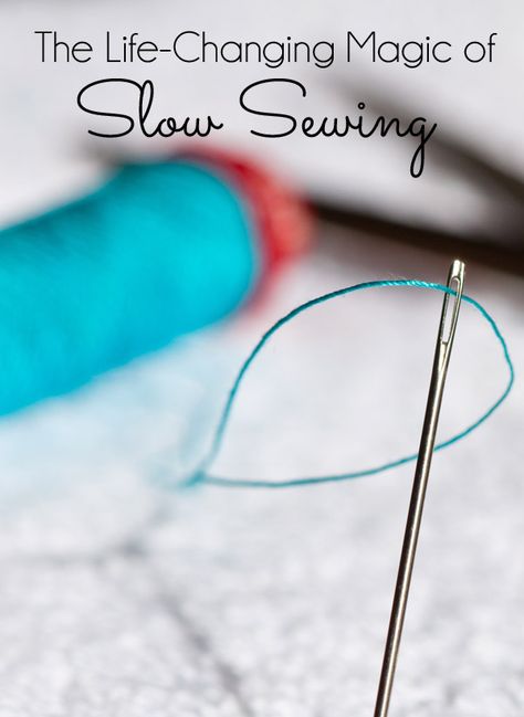 Have you heard about Slow Sewing? Taking the time to sew a little something by hand. It’s about pausing with a needle and thread, taking your time, and reflecting on your project. Slow Sewing is about creating with your hands. Upcycling, Couture, Tela, Patchwork, Slow Sewing, Hand Sewing Projects, Sewing 101, Techniques Couture, Sewing Stitches