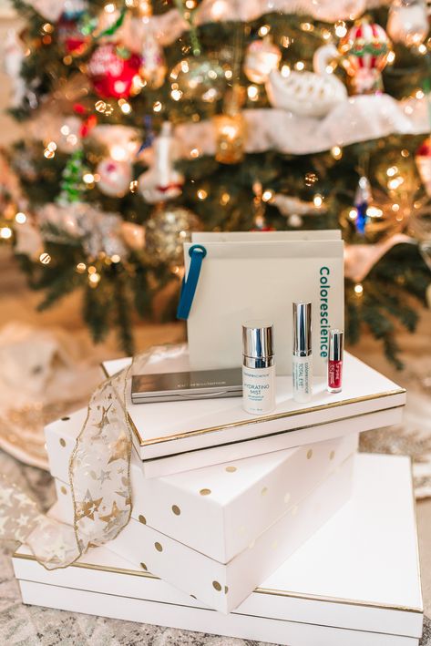 Christmas Skincare Photography, Christmas Giveaway Ideas, Beauty Post Ideas, Christmas Marketing Campaign, Xmas Photoshoot, Christmas Skincare, Holiday Shoot, Christmas Marketing, Beauty Giveaway