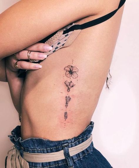 Tattoo For Women On Side, Tattoo Costillas, Flower Tattoo On Ribs, Side Tattoos Women, Small Rib Tattoos, Tattoos On Side Ribs, Rib Tattoos For Women, Cage Tattoos, Torso Tattoos