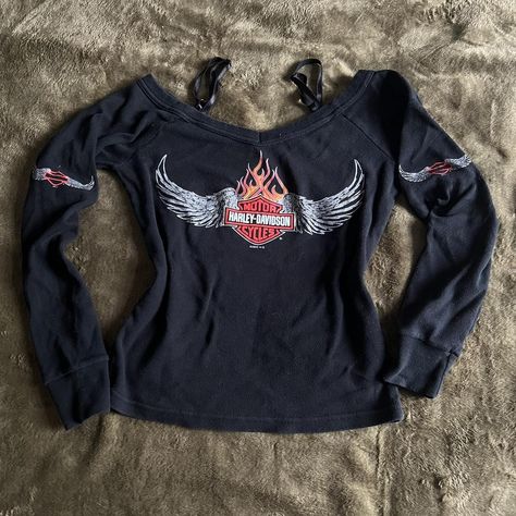 Grunge off shoulder Harley Davidson long sleeve top.... - Depop 2000s Fashion Long Sleeve, Early 2000s Long Sleeve Shirt, Harley Davidson Long Sleeve, Graphic Long Sleeve Outfit, Y2k Off The Shoulder Top, Thrifting Outfits Ideas, Off The Shoulder Y2k, Thrift Shirts, Harley Davidson Outfit