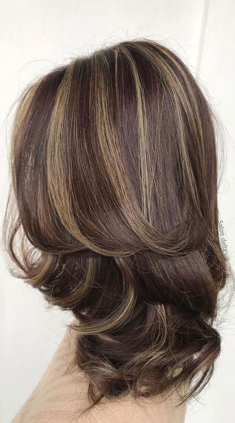 Brown Olive Hair Colour, Highlight Inspo For Brown Hair, Carmel Highlights On Brown Hair Short Hair, Dark Brown Hair With Highlights 90s, Caramel Color Highlights, Gold Highlights Dark Brown Hair, Hairlights In Brown Hair, Brown Hair With Highlights And Fringe, Mesh Hair Color