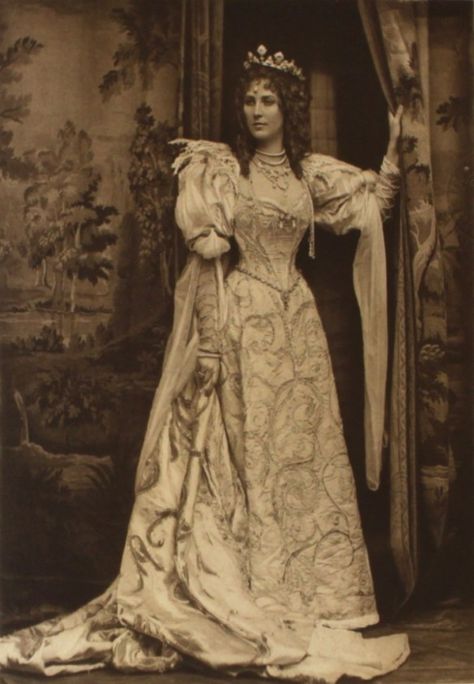 The Duchess of Portland as Duchess of Savoy Duchess Of Devonshire, The Duchess Of Devonshire, Istoria Modei, Gaun Abad Pertengahan, Rok Outfit, Fancy Dress Ball, 1890s Fashion, Costume Ball, Foto Vintage