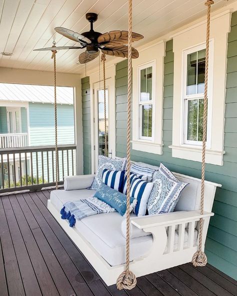 Farmhouse Porch Swing Ideas Farmhouse Porch Swing, Porch Swing Ideas, Cozy Entryway, Vintage Porch Swings, Farmhouse Porch Swings, Balcony Swing, Beach Porch, Modern Farmhouse Porch, Lighting Entrance