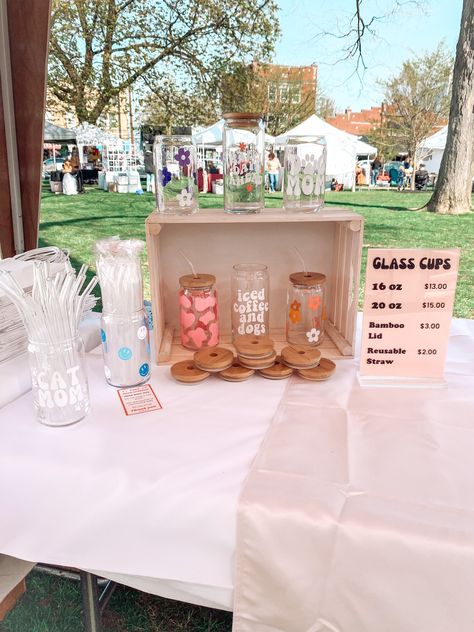 Cricut Booth Ideas, Pop Up Shop Ideas Display, Small Craft Fair Booth Display Ideas, Easy Craft Fair Display, Selling Table Set Up, Cup Booth Display, Cricut Items To Sell Craft Fairs, Pricing Ideas For Craft Shows, Vendor Booth Name Signs