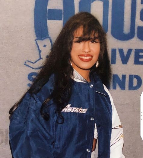 #selena #selenaquintanilla Astros Jacket, Houston Astrodome, 90s Latina, Selena Quintanilla Videos, Selena Quintanilla Outfits, Selena Quintanilla Fashion, Selena And Chris, Latina Aesthetic, Selena Pictures