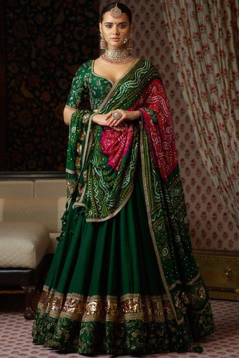 Bandhani Is Back In Trend & Designers Are Doing It In Beautiful Ways! Sukienki Maksi, Pengantin India, Bandhani Dress, Saree Bollywood, Lehenga Designs Simple, Sabyasachi Lehenga, Mode Kimono, Indian Outfits Lehenga, Wedding Lehenga Designs