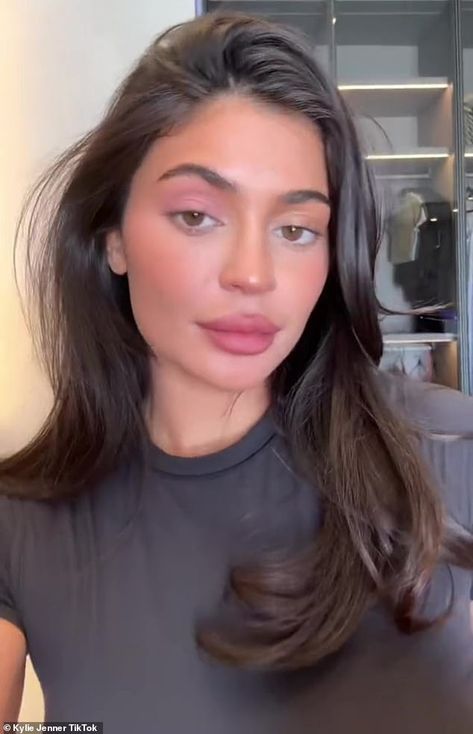 Kylie Jenner Haircut, Kylie Jenner Short Hair, Kylie Jenner Looks, Cool Brown Hair, Nails Kylie Jenner, Side Part Haircut, Jenner Hair, Kylie Jenner Hair, Light Curls