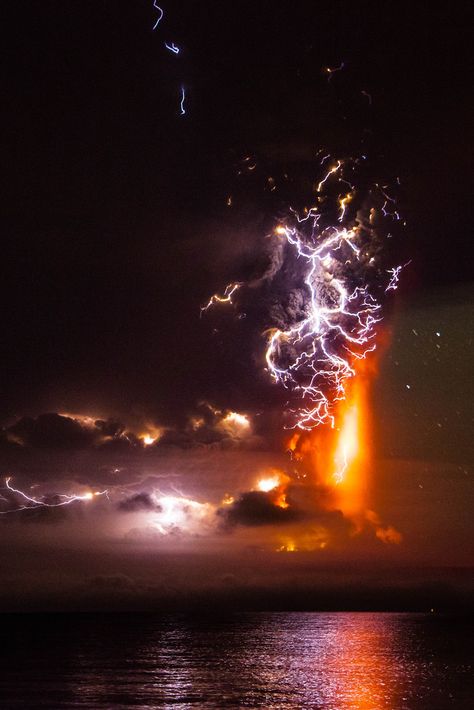 Volcanic Lightning of Calbuco Volcano, Chile Lightning Photos, Lightning Photography, Wild Weather, Lightning Storm, Lightning Strikes, Natural Phenomena, Nature Aesthetic, Science And Nature, Tornado