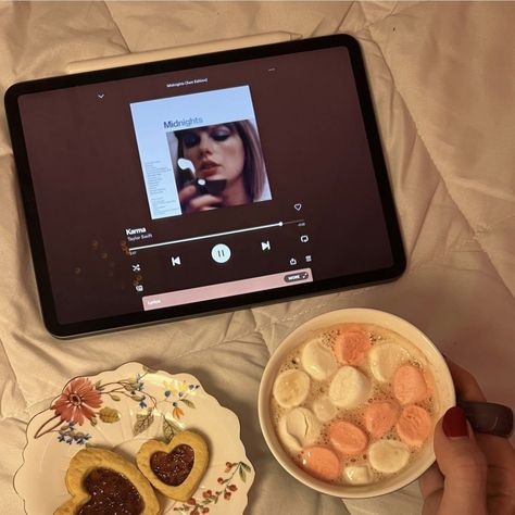 Shreya Core, Swiftie Aesthetic, Taylor Swift Playlist, Taylor Core, Lovecore Aesthetic, Come Undone, Taylor Swift Album, Taylor Swift Songs, Taylor Swift Fan