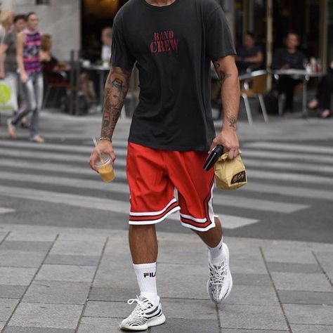 Basketball Shorts Outfit, Summer Outfits Men Streetwear Shorts, Oversized Tshirt Outfit, Mens Street Style Summer, Summer Outfits Men Streetwear, Yeezy Outfit, Nba Outfit, Mens Shorts Outfits, Streetwear Shorts