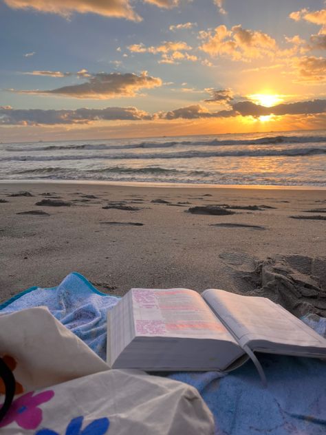 beach picnic bible study with sunrise Beach Dates, Vision Board Images, Beach Date, Summer Plans, Images Esthétiques, Alam Yang Indah, Summer Feeling, Summer Dream, Summer Photos