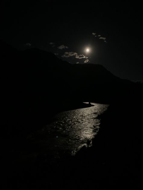 Night Fishing Pictures, Clockmakers Daughter, Nature At Night, River At Night, The Sky At Night, Sky At Night, Dark Background Wallpaper, Night Swimming, The Moon Is Beautiful