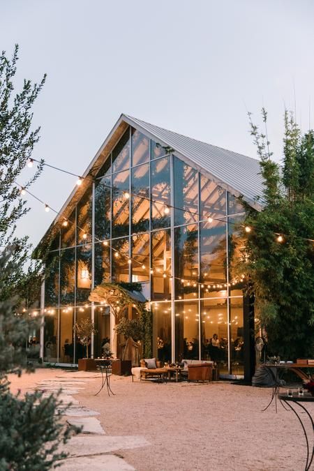 This Chic Austin Wedding Took Place in a Glass Barn! The Ultimate Statement Venue. Wedding Barn Venue Ideas, Glass Wedding Venues, Glass House Wedding Venue, Wedding Venues In Texas, Glass House Wedding, Texas Wedding Venues, Barr Mansion, Events Place, Venue Inspiration