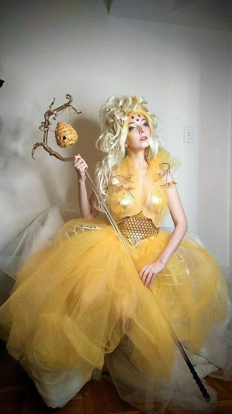 Queen Bee Costume Halloween, Queen Bee Costume, Karneval Diy, Halloween Costumes Women Scary, Diy Group Halloween Costumes, Meme Costume, Halloween Fantasias, Best Group Halloween Costumes, Kostum Halloween