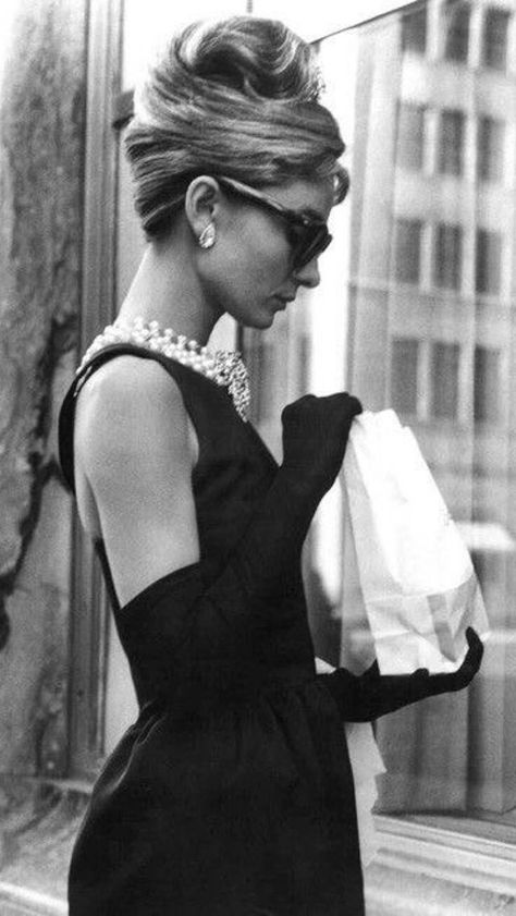 Breakfast At Tiffany's, Audrey Hepburn Breakfast At Tiffanys, Aubrey Hepburn, Classy Wardrobe, Audrey Hepburn Photos, Audrey Hepburn Style, Hepburn Style, Swinging Sixties, Stil Inspiration