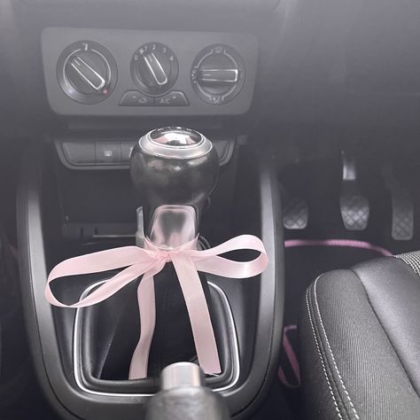 Lev Livet, Girly Car Accessories, Car Deco, Car Accesories, Girly Car, Car Essentials, Cute Car Accessories, Pink Car, Pretty Cars