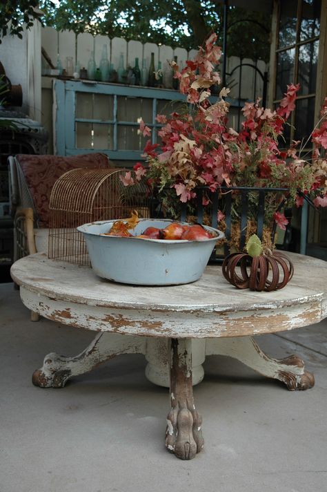 Beautiful round oak claw foot round coffee table with a white chippy finish. Shabby Chic Kitchen, Cocina Shabby Chic, Deco Champetre, Diy Muebles Ideas, Decoration Shabby, Coffee Table Farmhouse, Distressed Furniture, Chic Kitchen, Redo Furniture