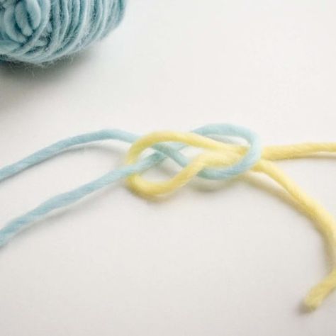 Knitting tips Joining Yarn Crochet, Invisible Knot, Joining Yarn, Magic Knot, Knitting Hacks, Confection Au Crochet, Knitting Help, Knitting Instructions, Yarn Tail