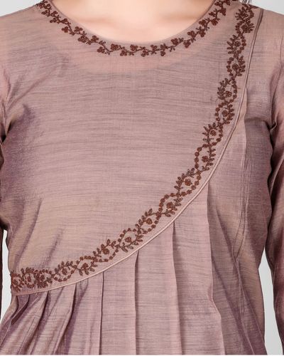 Simple Kurta Designs, Neck Designs For Suits, Simple Kurti Designs, Kurti Embroidery Design, Kurta Neck Design, Girls Frock Design, Cotton Kurti Designs, Dress Design Patterns, Dress Neck Designs