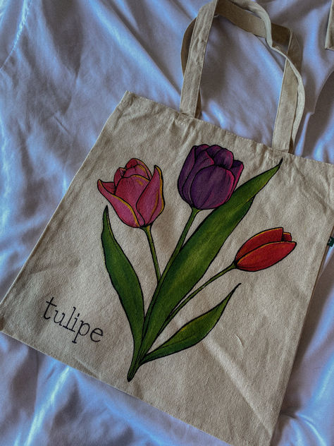 #totebag #tote #handmade #handpainted #custom #customart #handbag #totes #tulipe #tulips #flowers #farmersmarket #aesthetic #cutetote #giftidea #cute #summer #vibes #summervibes Tela, Tote Bag Ideas Aesthetic, Tote Bag Painting Ideas Flowers, Painted Tote Bag Aesthetic, Handpainted Totebag, Painting Tote Bag Ideas, Easy Tote Bag Painting, Tote Bag Painting Ideas Aesthetic, Totebag Painting Ideas