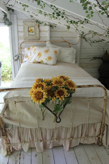 Bedroom Vintage, Sunflower Room, Yellow Cottage, Fairytale Cottage, Dekor Diy, Casa Vintage, Iron Bed, Vintage Bedroom, Dreamy Bedrooms