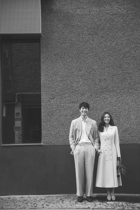 #stylish #coupleportrait #black #white #blackandwhite #love #weddingideas #weddingphoto Pre Up Wedding Ideas, Pre Wedding Korean Photoshoot, Wedding Photo Korea Couple, Wedding Photos Korean Style, Self Pre Wedding Photoshoot, Wedding Prephotoshoot, Foto Nikah Korea, Korean Pre Wedding Photoshoot Outdoor, Pre Wedding Korea Style