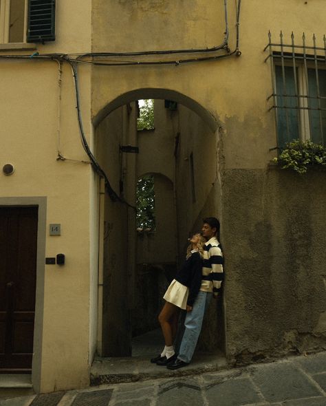 Italy City Photography, Cinematic Love Aesthetic, Couples Photoshoot Cinematic, Couple Poses In The City, Picture Of Someone Taking A Picture, Italy Couple Photoshoot, Photoshoot In Italy, Engagement Photo Shoot City, Camera Couple Aesthetic