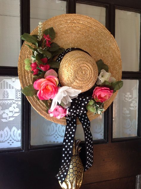 I decorated this straw hat for my front door with flowers and ribbon bought at AC Moore. Straw Hat Crafts, Front Door Wreaths Diy, Umbrella Wreath, Diy Frühling, Living Wreath, Diy Spring Wreath, Door Wreaths Diy, Hat Decoration, Spring Hats