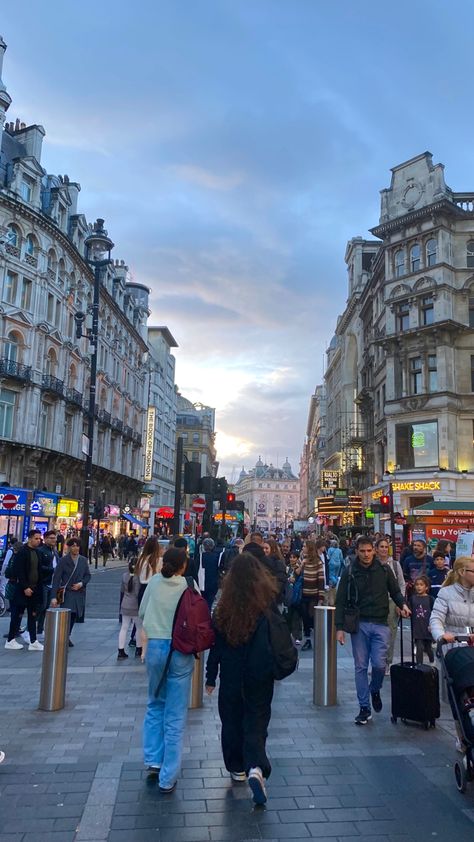 Busy London Street, London Street Photography People, London Evening Aesthetic, Clubbing In London, Leicester Aesthetic, Covent Garden Aesthetic, London Shopping Aesthetic, London In February, London Covent Garden