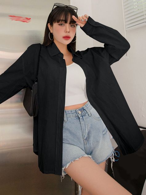 Black Shirt Women Aesthetic, Black Shirt Outfit Inspo Women, Black Oversize Shirt Outfit, Black Buttoned Shirt Outfit, Long Sleeve Black Button Up Shirt Outfit, Black Button Down Shirt Outfit Casual, Outfits With Black Shirts Women, Long Black Button Up Shirt Outfit, Botten Up Shirts Outfits Women