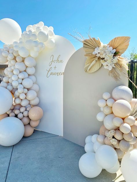 White Gold Pink Engagement Party, Engagement Decoration Balloons, Table Settings Engagement Party, Engagment Decoration Outdoor, Engagement Party Balloons Arch, Outside Engagement Party Ideas, Engagement Party Outside Decor, Balloon Arch For Engagement Party, Engagement Party Colour Themes