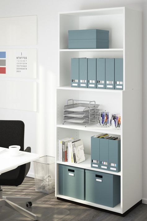 Keep your home office organized! The IKEA TJENA boxes have individual labels so you can keep track of what you are storing inside. Office Designs, Rumah Minecraft Sederhana, Office Organization At Work, Rumah Minecraft, Diy Office, Home Office Storage, Small Home Office, Home Office Space, Home Office Organization